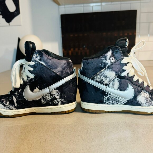 Nike Black and White Athletic Shoes - Picture 4 of 7